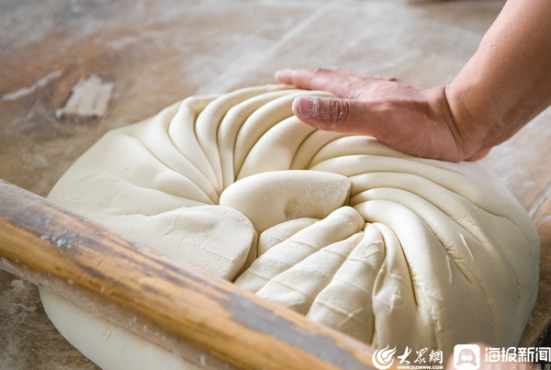 山東省莒南縣谷記大餅：數(shù)百次搟壓2小時(shí)烤制 噴香大餅這樣出爐